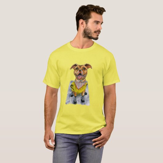 Glücklicher Pitbull-Hund in einem T-Shirt (Vorne ganz)