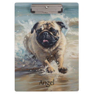 Glücklicher Pug am Strand anpassbar Klemmbrett
