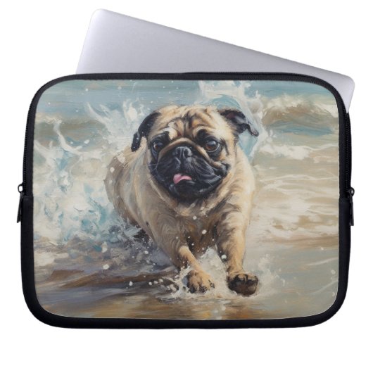 Glücklicher Pug am Strand Laptopschutzhülle (Vorderseite)