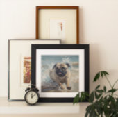 Glücklicher Pug am Strand Poster
