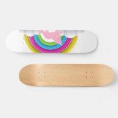 Glücklicher rosa Einhorn-Regenbogen in den Wolken, Skateboard (Horizontal)