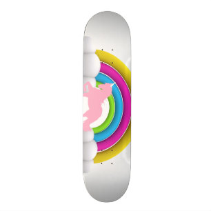 Glücklicher rosa Einhorn-Regenbogen in den Wolken, Skateboard