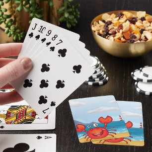 Glücklicher roter Krebs am Strand spielt Karten Spielkarten