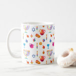Glücklicher schöner jüdischer Feiertag Chanukkas Kaffeetasse<br><div class="desc">Glückliche Feiertags-Kaffee-Tasse und Schale Chanukkas schöne jüdische. Jüdischer Feiertags-Chanukka-Hintergrund mit traditionellen Chanukah Symbolen - hölzerne dreidels (Kreisel),  Schaumgummiringe,  menorah,  Kerzen,  Davidsstern Und das Glühen beleuchtet Tapetenmuster. Chanukka-Festival-Dekoration. Jerusalem,  Israel.</div>