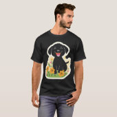 Glücklicher schwarzer Welpe in Wildblumen T-Shirt (Vorne ganz)