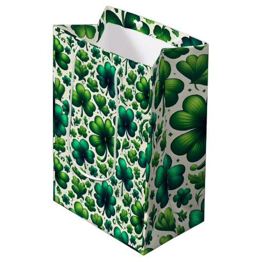 Glücklicher Shamrock St. Patrick’s Day Geschenktüt Mittlere Geschenktüte (Vorderseite Schrägansicht)