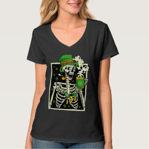 Glücklicher Skelett-Kobold beim Kaffeetrinken St.  T-Shirt