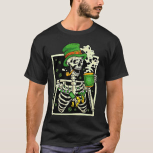 Glücklicher Skelett-Kobold beim Kaffeetrinken St.  T-Shirt