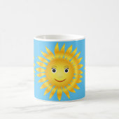 glücklicher Sonne-Glanz. Blauer Hintergrund Kaffeetasse (Mittel)
