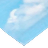 Glücklicher sonniger Wolken-Blau-Hintergrund Tischdecke (Schrägansicht)