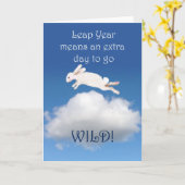 Glücklicher Sprung Jahr Geburtstag, sonniges Kanin Karte (Gelbe Blume)