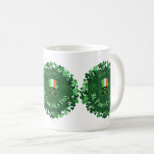 Glücklicher St. Patrick's Day Shamrock-Kranz-Mug Kaffeetasse (VorderseiteRechts)