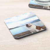 glücklicher Stierhund, der auf Plattform nahe See Untersetzer (Linke Seite)