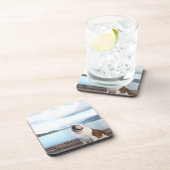 glücklicher Stierhund, der auf Plattform nahe See Untersetzer (Rechte Seite)