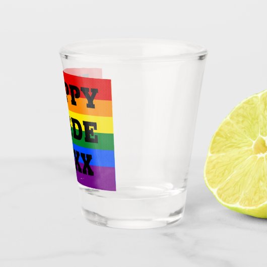 Glücklicher Stolz auf die LGBTQ-Regenbogenflagge i Schnapsglas (Rechts)