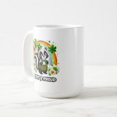 Glücklicher und stolzer Shamrock Skunk Kaffeetasse (Vorderseite Links)