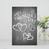Glücklicher Valentinstag auf einem Kreidebrett (Stehend Vorderseite)