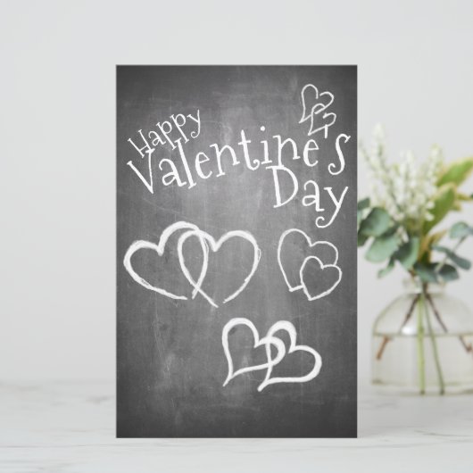 Glücklicher Valentinstag auf einem Kreidebrett (Stehend Vorderseite)