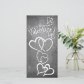 Glücklicher Valentinstag auf einer Kreidetafel (Stehend Vorderseite)