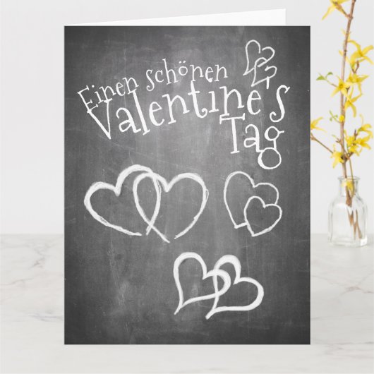 Glücklicher Valentinstag auf einer Kreidetafel Karte (Gelbe Blume)
