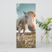 Glücklicher Valentinstag mit Blick auf Pferd (Stehend Vorderseite)