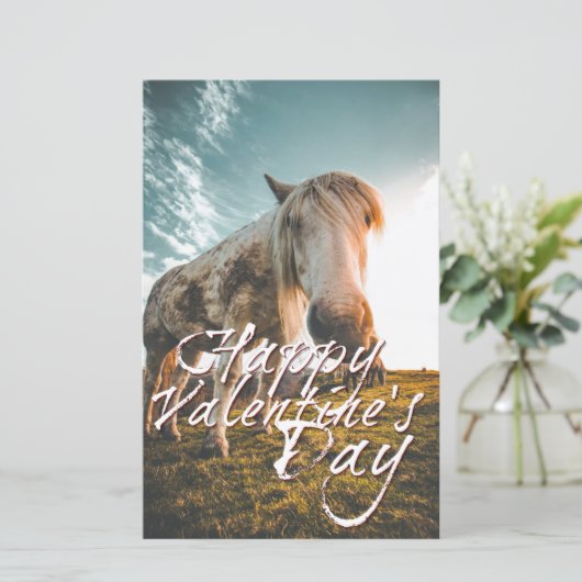 Glücklicher Valentinstag mit Blick auf Pferd (Stehend Vorderseite)