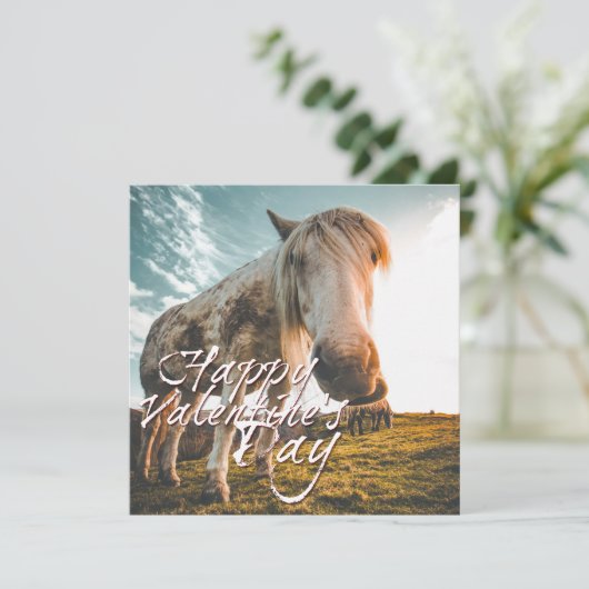 Glücklicher Valentinstag mit Blick auf Pferd (Stehend Vorderseite)