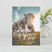 Glücklicher Valentinstag mit Blick auf Pferd (Stehend Vorderseite)