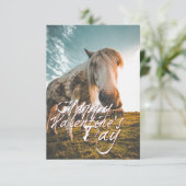 Glücklicher Valentinstag mit Blick auf Pferd (Stehend Vorderseite)