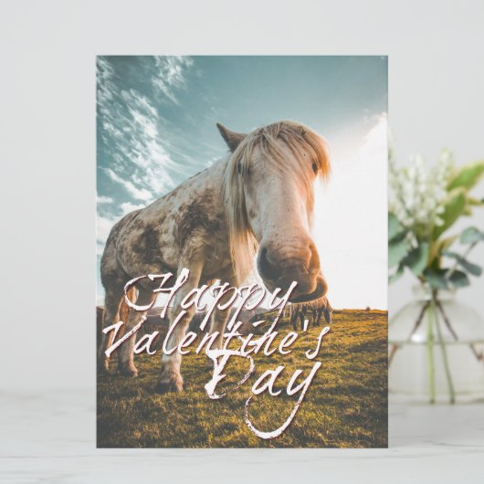 Glücklicher Valentinstag mit Blick auf Pferd (Stehend Vorderseite)