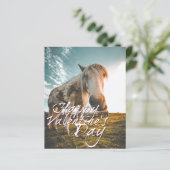 Glücklicher Valentinstag mit Blick auf Pferd (Stehend Vorderseite)