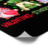 Glücklicher Valentinstag St. Patrick Ostern Gnom G Poster (Ecke)