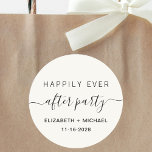 Glücklicherweise immer nach dem Party Creme Hochze Runder Aufkleber<br><div class="desc">Ein moderner heller Aufkleber für Ihre Hochzeitsfeier oder Ihre Party Einladungen,  Gefallen und Korrespondenz mit "Happily Ever After Party" in einer Mischung aus einfacher Typografie und trendigem Drehbuch mit Swashes,  Vornamen und Datum.</div>