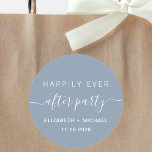 Glücklicherweise immer nach dem Party Hochzeit Emp Runder Aufkleber<br><div class="desc">Ein moderner staubblauer Aufkleber für Ihre Hochzeitsfeier oder Ihre Party Einladungen,  Gefallen und Korrespondenz mit "Happily Ever After Party" in einer Mischung aus schlichter weißer Typografie und einem stilvollen,  weißen Drehbuch mit Swashes,  Ihren Vornamen und dem Datum.</div>