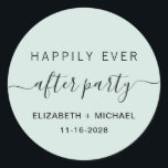 Glücklicherweise immer nach dem Party Hochzeitsemp Runder Aufkleber<br><div class="desc">Ein moderner hellgrüner Aufkleber für Ihre Hochzeitsfeier oder Party Einladungen, Gefallen und Korrespondenz mit "Happily Ever After Party" in einer einfachen Typografie und einem trendigen Drehbuch mit Swashes, Vornamen und Datum.</div>