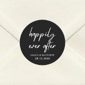 Glücklicherweise immer nach der Hochzeitsfeier sch Runder Aufkleber