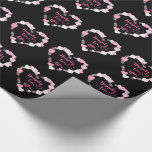Glücklicherweise immer nach Glitterie Pink Hearts  Geschenkpapier<br><div class="desc">Hochzeitspapier. Entworfen mit einer romantischen Illustration von einem Haufen von kleinen rosa glitzernden Herzen,  die einen herzförmigen Rahmen bilden. Im Inneren steht "Happily Ever After" in einem trendig handgeschriebenen Schriftart. Set auf schwarzem Hintergrund.</div>