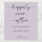 Glücklicherweise immer nach Hochzeit Lila Script E Weinetikett (Einzelnes Label)