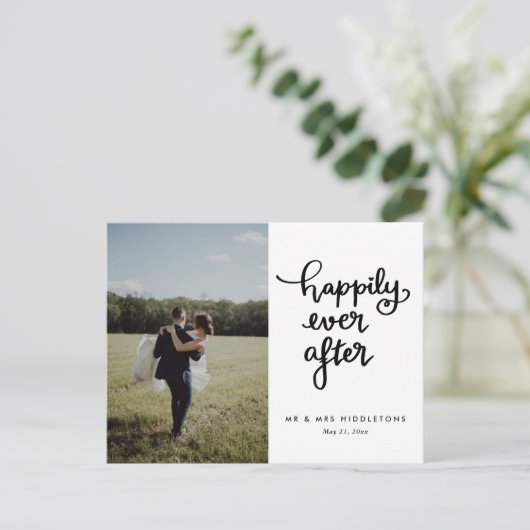 Glücklicherweise immer nach Lässigem Script-Hochze Postkarte (Stehend Vorderseite)