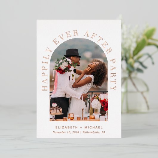 Glücklicherweise immer nach Party Arch Foto Hochze Folieneinladung (Stehend vorne)