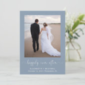 Glücklicherweise je nach der dusty Blue Wedding Em Einladung (Stehend Vorderseite)