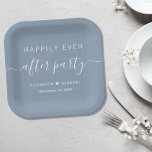 Glücklicherweise je nach der dusty Blue Wedding Em Pappteller<br><div class="desc">Chic dusty blue paper Teller für Ihren Hochzeitsempfang und andere Nacheheliche Feste,  die "Happily Ever After Party" in schlichter,  moderner weißer Typografie und ein elegantes,  weißes Drehbuch mit Swashes,  Ihren Vornamen verbunden mit einem Herz und Ihrem Empfang Datum.</div>