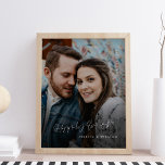 Glücklicherweise je nach Hand geworfenes Hochzeits Leinwanddruck<br><div class="desc">Mit unserem exquisiten Foto Canvas drucken wir Ihnen ein "Happily Ever After". Die zeitlose Phrase "Happily Ever After" ist akribisch handgezeichnet in elegantem Weiß und strahlt Romantik und Stimmung aus. Das weiche Schwarz-Overlay verleiht dem Foto eine Touch der Eleganz, die das gepflegte prägt und seine Schönheit verstärkt. Personalisieren Sie Ihre...</div>