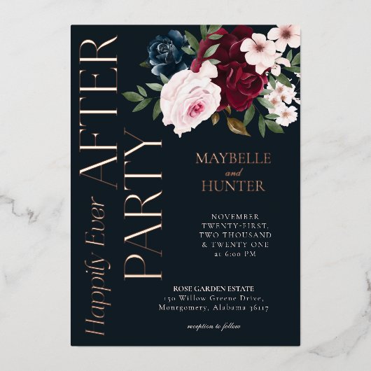 Glücklicherweise je nach Party Burgund Navy Floral Folieneinladung (Vorderseite)