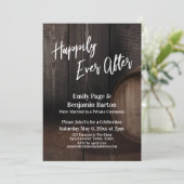 glücklicherweise je nach rustikalem braunem Holzfa Einladung (Stehend Vorderseite)