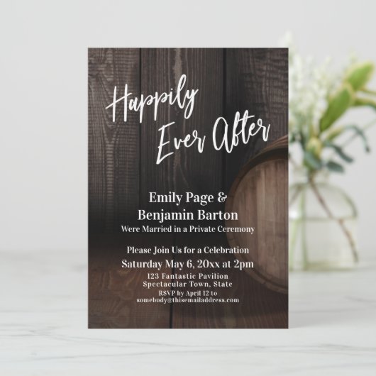 glücklicherweise je nach rustikalem braunem Holzfa Einladung (Stehend Vorderseite)
