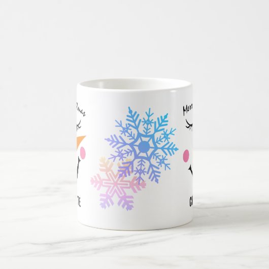 Glücklicherweise lächelnder Schneemann. Frohe Weih Kaffeetasse (Mittel)