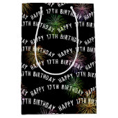 Glückliches 17. Geburtstag Feuerwerk auf schwarz Mittlere Geschenktüte (Vorderseite)