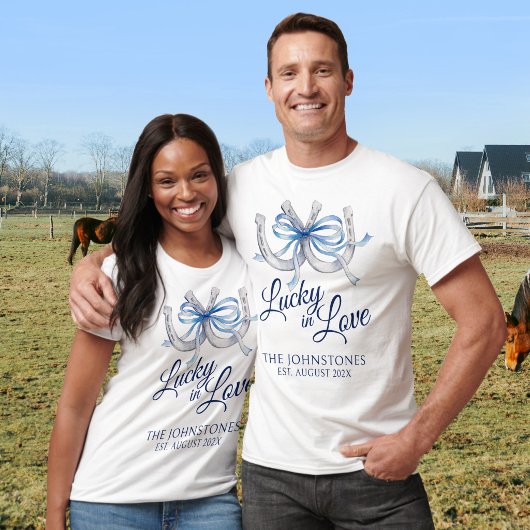 Glückliches blaues Band Hufeisen Hochzeit T-Shirt
