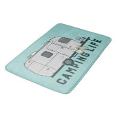 Glückliches Campingsleben mit niedlichen Frenchies Badematte (Schrägansicht)